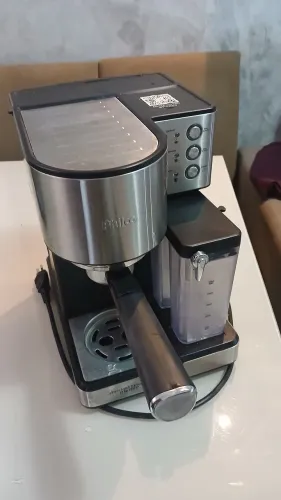 Cafeteira em perfeito estado, com todas as peças e nota fiscal.