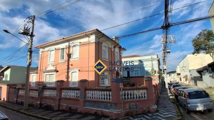 CASARÃO HISTÓRICO, COM 270 m², NO CENTRO DE AMPARO.