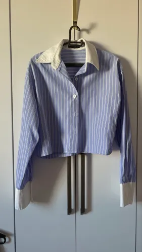 CAMISA CROPPED COM LISTRAS