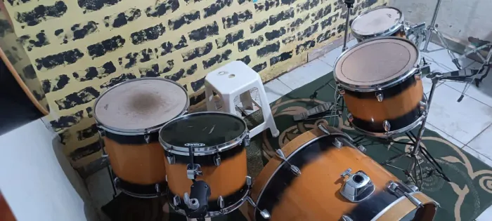 Vendo bateria com chimbal e prato de ataque parcelo no cartão 