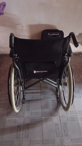 Cadeira de rodas dobrável semi nova