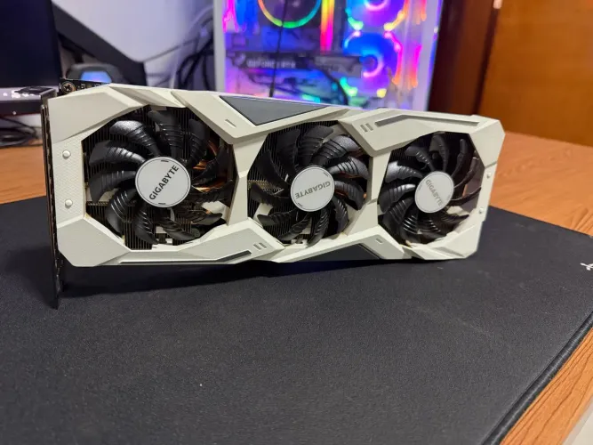 Placa de Vídeo Gigabyte RTX 2060 6GB Branca - 3 Fans
