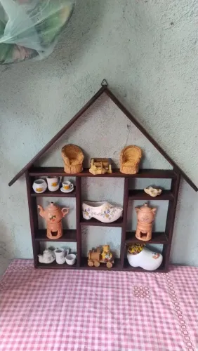 Antiga casinha em madeira(para parede) com bibelos variados