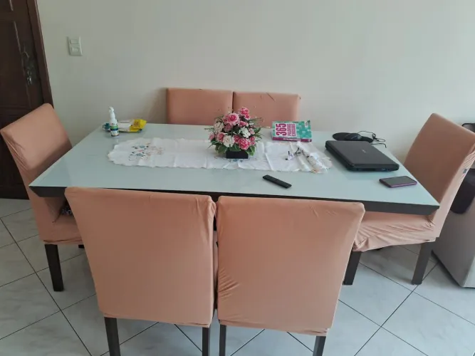 CONJUNTO: 01 MESA E O6 CADEIRAS