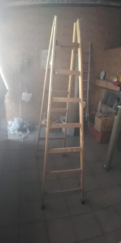 2 ESCADAS MADEIRA E ALUMÍNIO