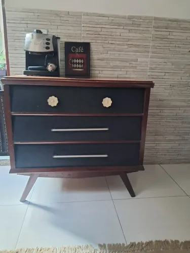 Cômoda Retrô em Madeira - Estilo Vintage