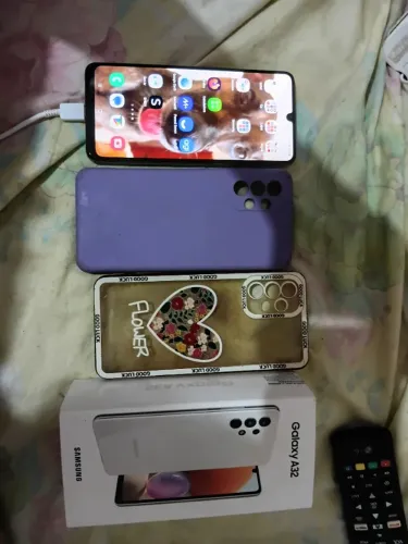 Vendo celular Samsung A32 único dono branco tem um pequeno detalhe atrás nao tem carregad
