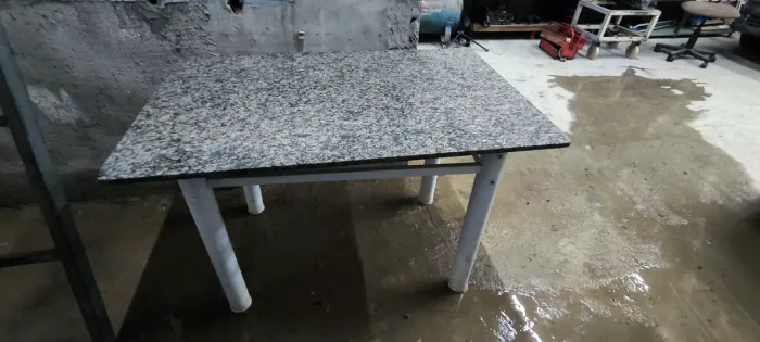 Mesa granito com os pés de ferro