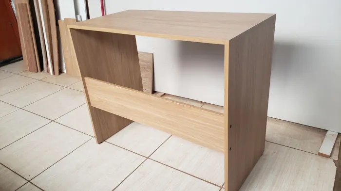 Mesa para estudos e notebook