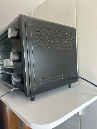 Vendo forno elétrico NOVO, nunca foi usado, vai com duas formas.