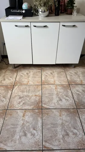Pacote com mesa, cadeira, balcão e televisão