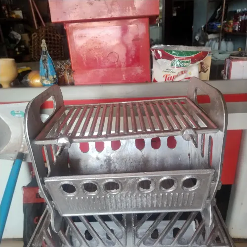 Mini churrasqueira de alumínio batido q desmonta 