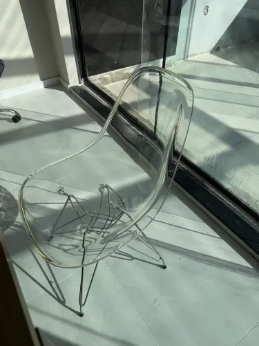 3 cadeiras transparentes lindas