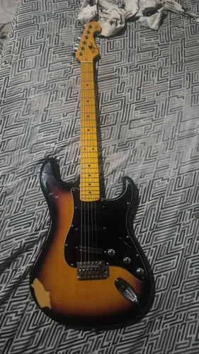 Guitarra stratocaster Tagima 530