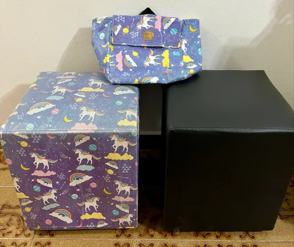 Kit de dois puffs e uma bolsa infantil unicórnio ?