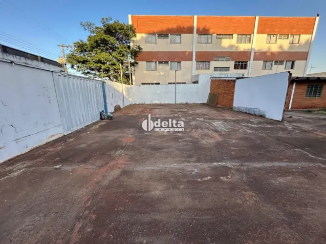 Casa comercial disponível para locação no bairro Brasil em Uberlândia-MG.