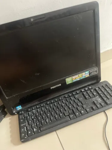 Computador em apenas uma tela com teclado e carregador Positivo Union