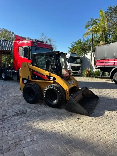 Mini carregadeira cat