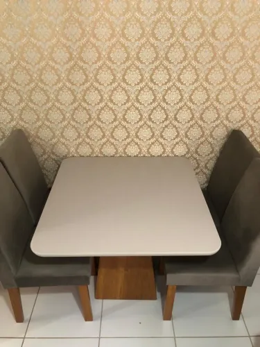Mesa com 4 cadeiras tampo em vidro 90x90