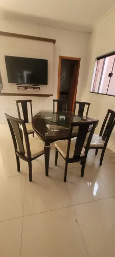 mesa de jantar com tampo de vidro e prato giratorio, acompanha 6 cadeiras estofadas