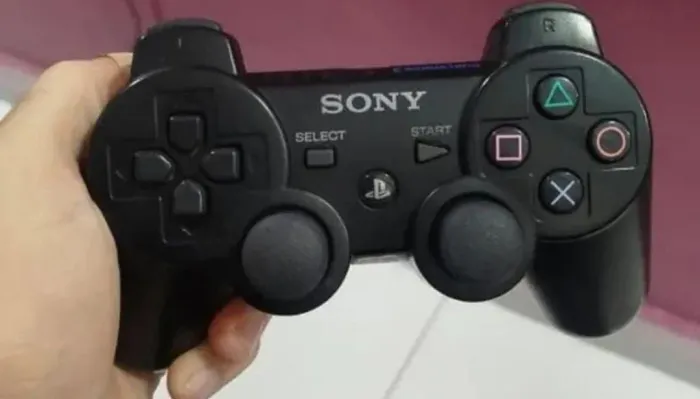 CONTROLE ORIGINAL PARA PS3 COM CABO RECARREGÁVEL.