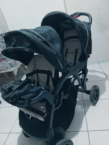 Carrinho de bebê gemelar