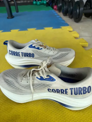 Tênis de corrida corre turbo