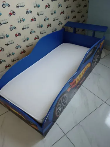 Vendo está cama em formato de carro. Fone: *
