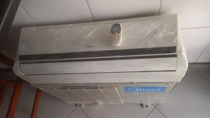 Vendo split midea 12.000btus  convencional instalado