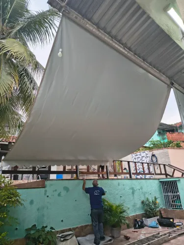 Toldo de manivela para loja e residência.