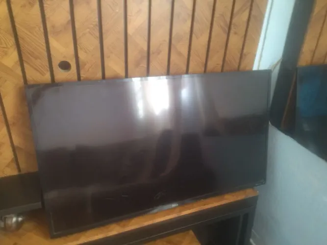 Vendo televisão com a tela quebrada 