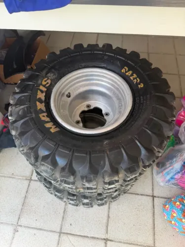 Par de Pneu 22 11 r9 com aros
