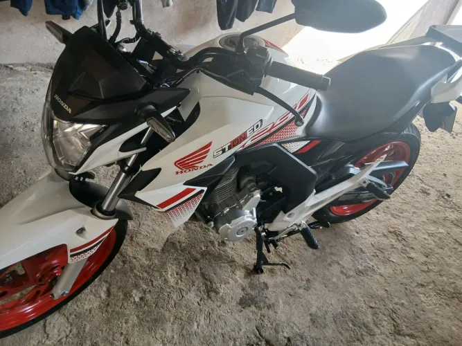 Cb tyster 250 2022 com 30.200 km rodado pedindo $ 18.0000 $