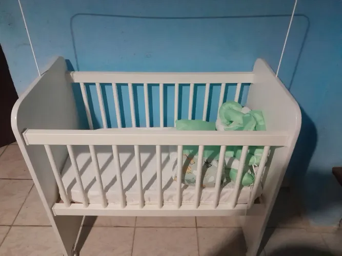 Vendo mini berco completo com colchão e enxoval