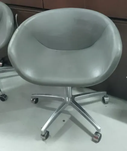 Poltronas para escritório Giratórias com rodízios em tecido corino