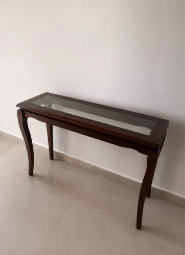 Mesa Aparador de Madeira com Tampo de Vidro - Estilo Clássico