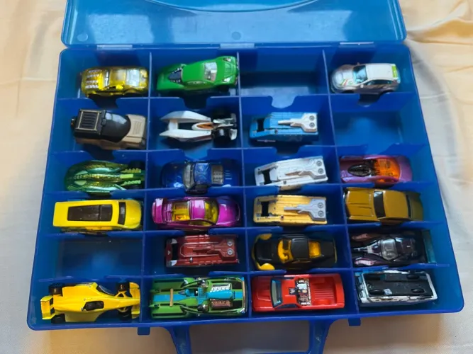 Lote com 18 carrinhos de brinquedo- Hot Wheels e similares