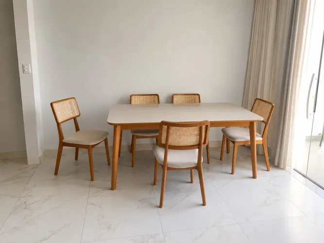 Mesa com 6 cadeiras
