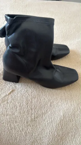 Bota cano médio preta 90,00