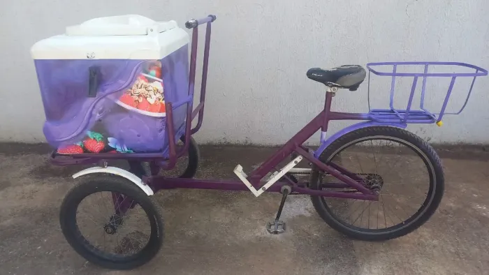 Bicicleta de vender Açaí , lanches, picolé, dim dim ...