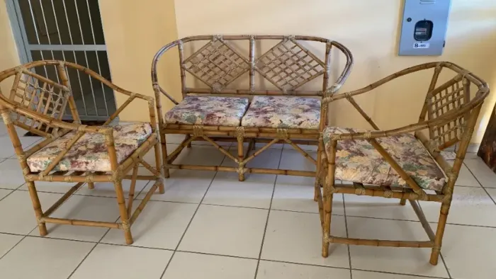 conjunto de cadeiras em cana da índia