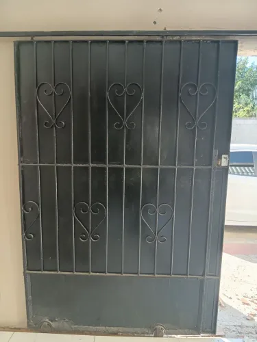 Vendo portao dois metros e dois por um metro e 37cm