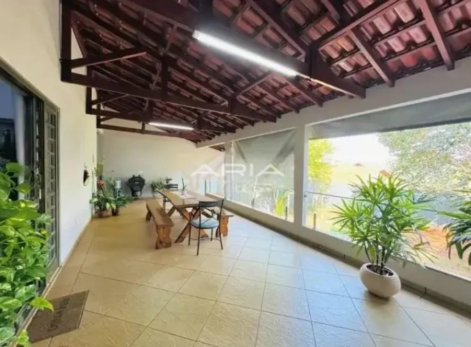 Casa à VENDA próx. ao Shopping Contour, zona Oeste Londrina - PR.