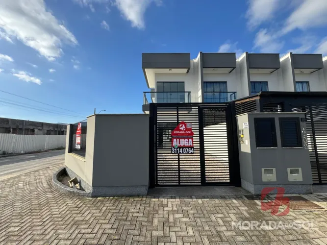 Lindo Casa Sobrado de Esquina em Tijucas com 2 Dormitórios para Locação