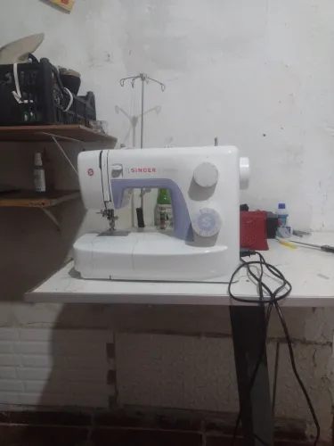 Máquina de costura Singer simples 