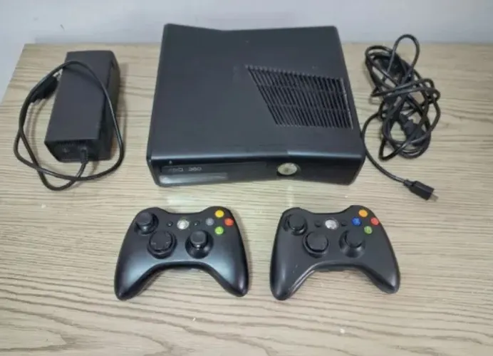 XBOX 360 + dois controles s/fio + HD250 interno