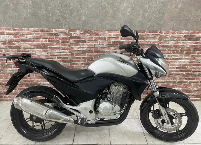 Honda Cb 300 R 2010 com vela fina!
