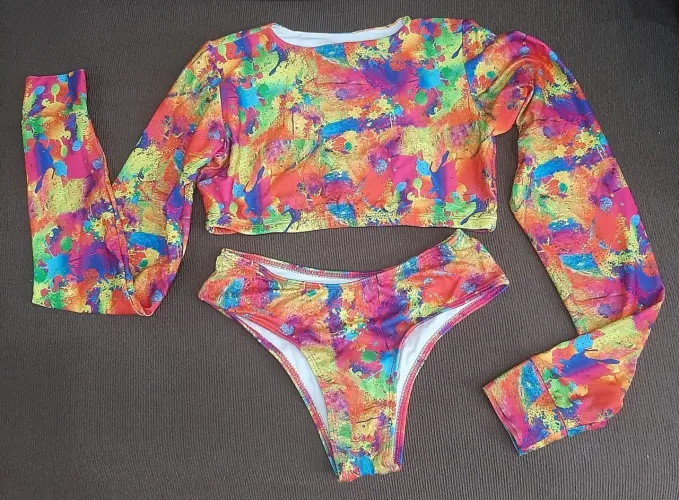 Biquíni infantil com blusinha cropped manga comprida