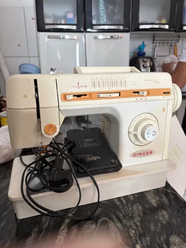 Vende-se máquina de costura