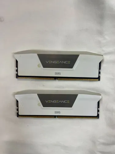 MEMÓRIA CORSAIR 32GB (2X16GB) DDR5 6400MHz CL36 BRANCA RGB